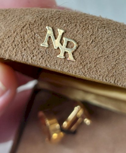 Ancienne paire de bouton de manchette, en plaqué or, Nina Ricci