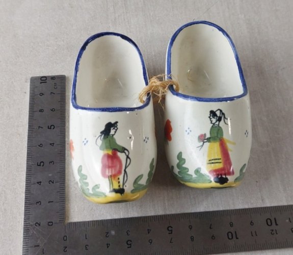 Ancienne paire de mini sabots, décor couple bretons, Henriot Quimper
