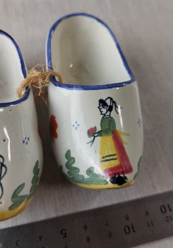 Ancienne paire de mini sabots, décor couple bretons, Henriot Quimper