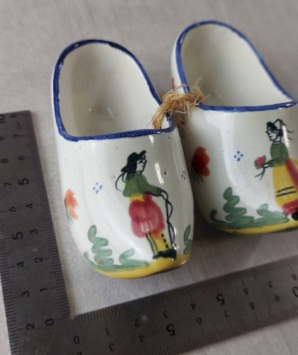 Ancienne paire de mini sabots, décor couple bretons, Henriot Quimper
