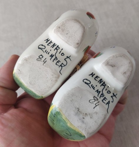 Ancienne paire de mini sabots, décor couple bretons, Henriot Quimper