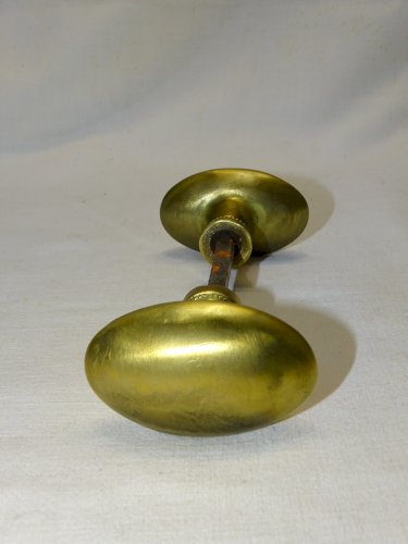 -ANCIENNE PAIRE de POIGNEES LAITON BOUTON DE PORTE FORME OLIVE Carré 6mm     D
