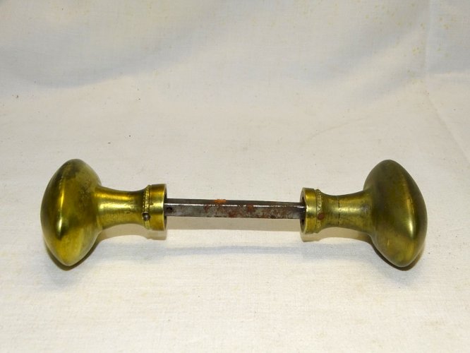 -ANCIENNE PAIRE de POIGNEES LAITON BOUTON DE PORTE FORME OLIVE Carré 6mm     D