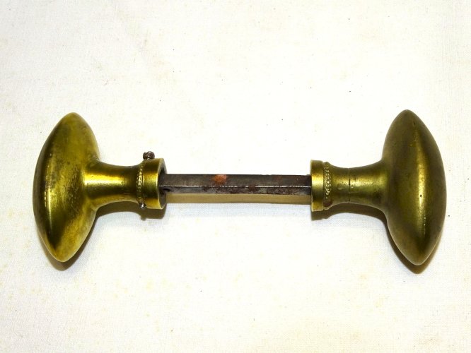 -ANCIENNE PAIRE de POIGNEES LAITON BOUTON DE PORTE FORME OLIVE Carré 6mm     D