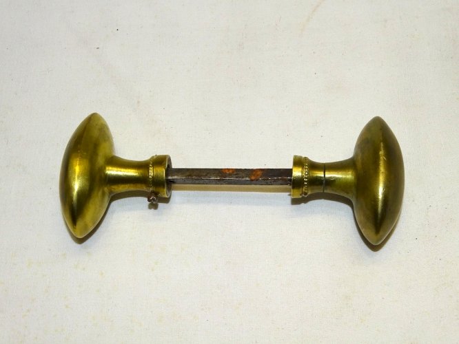 -ANCIENNE PAIRE de POIGNEES LAITON BOUTON DE PORTE FORME OLIVE Carré 6mm     D