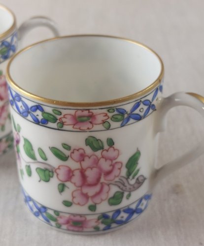 Ancienne paire de tasses à café, décor fleurs, en porcelaine, à identifier