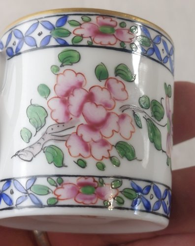 Ancienne paire de tasses à café, décor fleurs, en porcelaine, à identifier