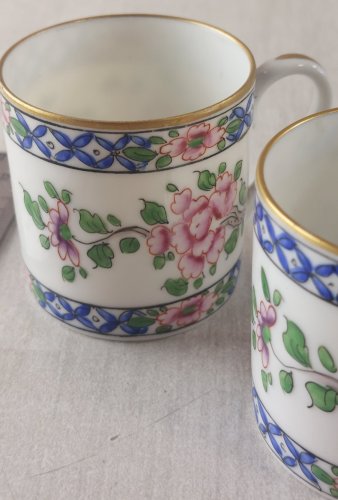 Ancienne paire de tasses à café, décor fleurs, en porcelaine, à identifier