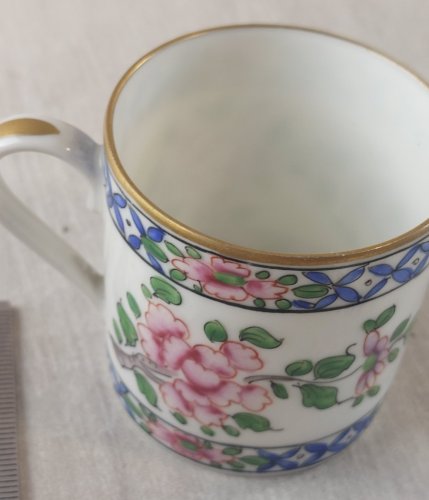 Ancienne paire de tasses à café, décor fleurs, en porcelaine, à identifier