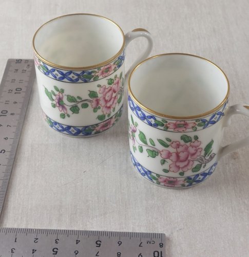 Ancienne paire de tasses à café, décor fleurs, en porcelaine, à identifier