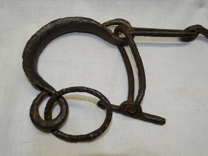 - ANCIENNE PAIRE D'ENTRAVES en FER forgé pour BETAIL ou ESCLAVES COLLECTION   D