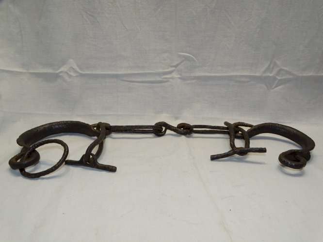 - ANCIENNE PAIRE D'ENTRAVES en FER forgé pour BETAIL ou ESCLAVES COLLECTION   D