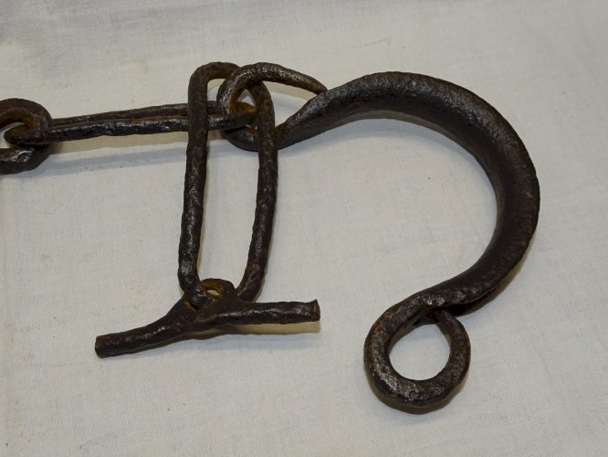 - ANCIENNE PAIRE D'ENTRAVES en FER forgé pour BETAIL ou ESCLAVES COLLECTION   D