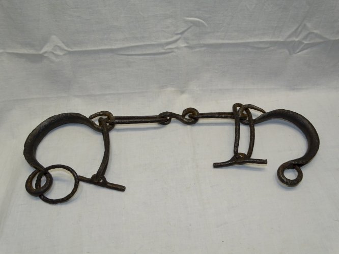 - ANCIENNE PAIRE D'ENTRAVES en FER forgé pour BETAIL ou ESCLAVES COLLECTION   D