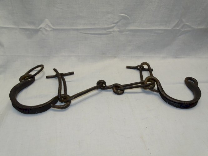 - ANCIENNE PAIRE D'ENTRAVES en FER forgé pour BETAIL ou ESCLAVES COLLECTION   D