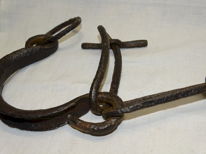 - ANCIENNE PAIRE D'ENTRAVES en FER forgé pour BETAIL ou ESCLAVES COLLECTION   D