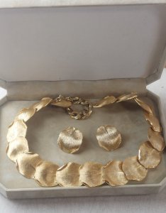 Vintage clip-on earrings + necklace set, in gold-colored metal, Orena