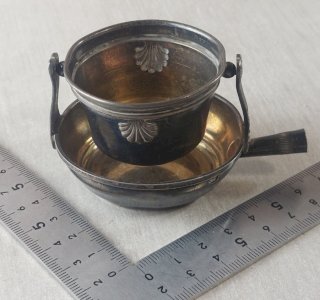 Old tea strainer, in silver.