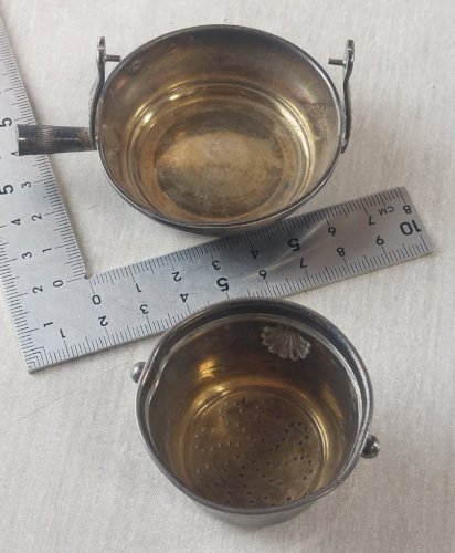 Ancienne passoire à thé / passe thé, en argent ^