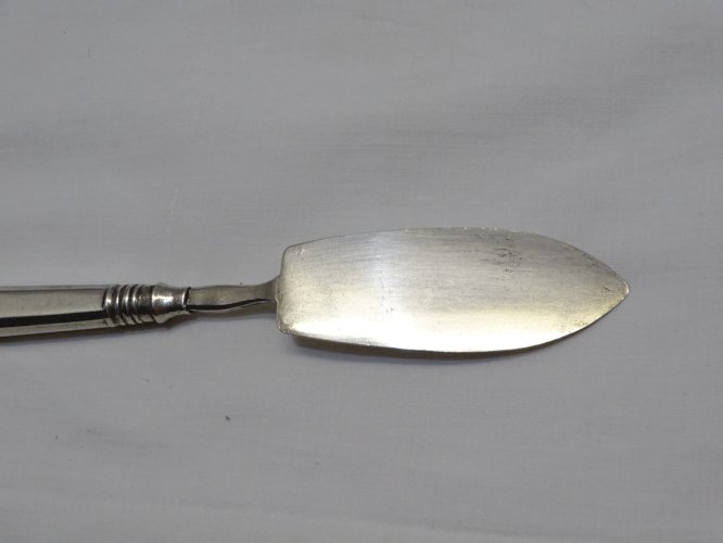 -ANCIENNE PELLE A MIGNARDISES ARGENT RUSSE Poinçons JR , 84, cygne datée 1889