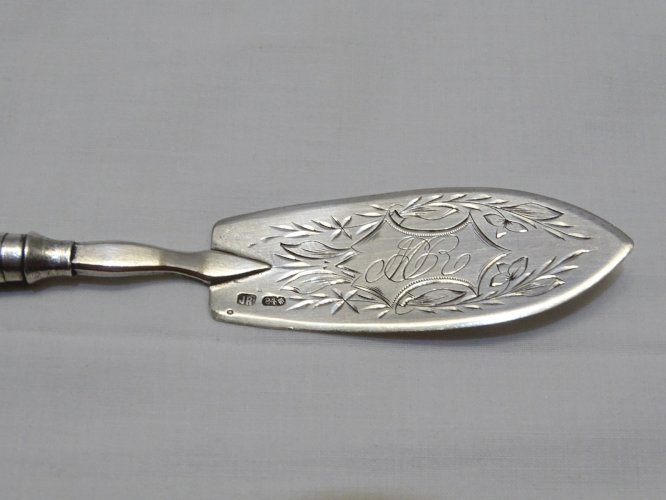 -ANCIENNE PELLE A MIGNARDISES ARGENT RUSSE Poinçons JR , 84, cygne datée 1889