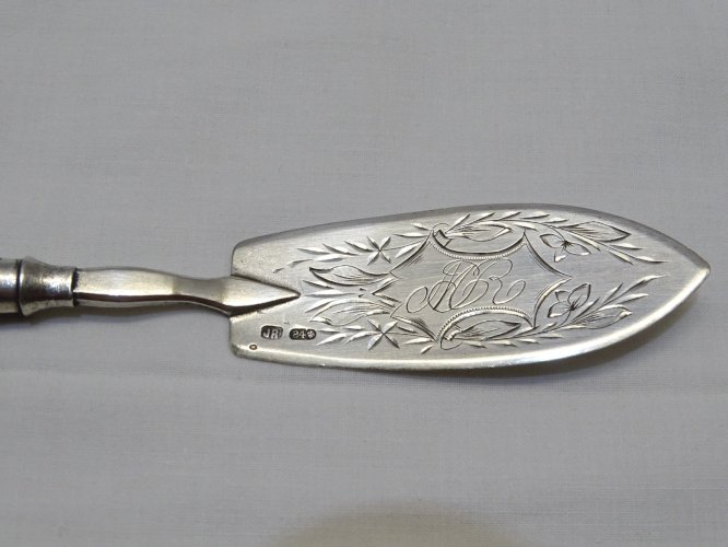 -ANCIENNE PELLE A MIGNARDISES ARGENT RUSSE Poinçons JR , 84, cygne datée 1889