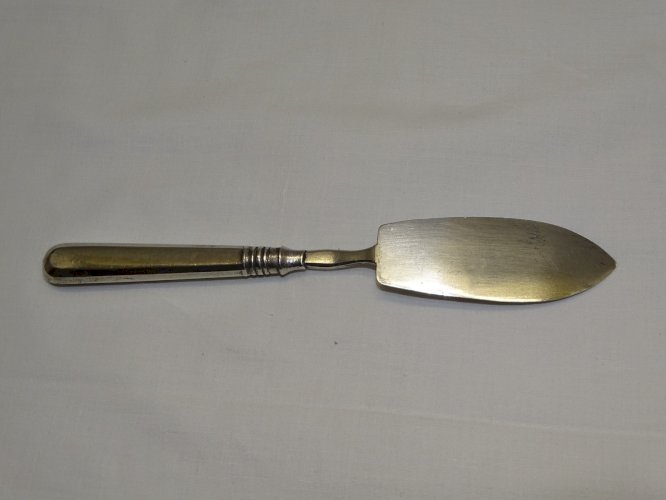 -ANCIENNE PELLE A MIGNARDISES ARGENT RUSSE Poinçons JR , 84, cygne datée 1889