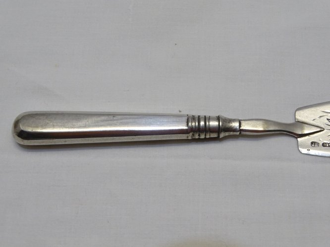 -ANCIENNE PELLE A MIGNARDISES ARGENT RUSSE Poinçons JR , 84, cygne datée 1889