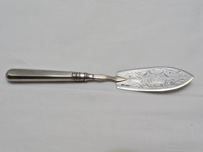 -ANCIENNE PELLE A MIGNARDISES ARGENT RUSSE Poinçons JR , 84, cygne datée 1889