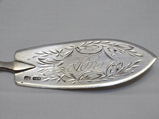 -ANCIENNE PELLE A MIGNARDISES ARGENT RUSSE Poinçons JR , 84, cygne datée 1889