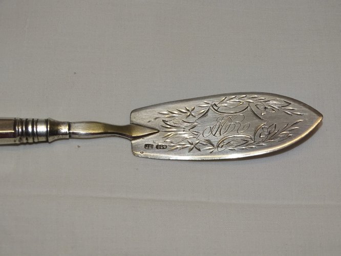 -ANCIENNE PELLE A MIGNARDISES ARGENT RUSSE Poinçons JR , 84, cygne datée 1889