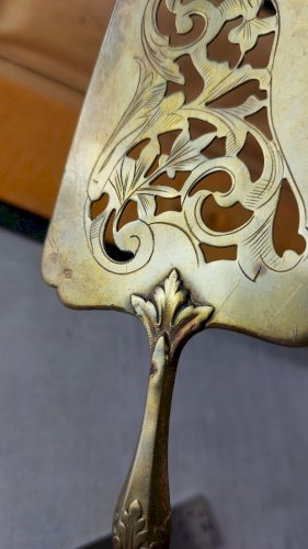 Ancienne pelle à tarte ajourée, manche en argent, orfèvre LJ