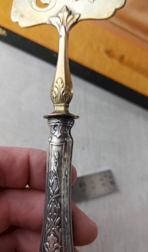 Ancienne pelle à tarte ajourée, manche en argent, orfèvre LJ