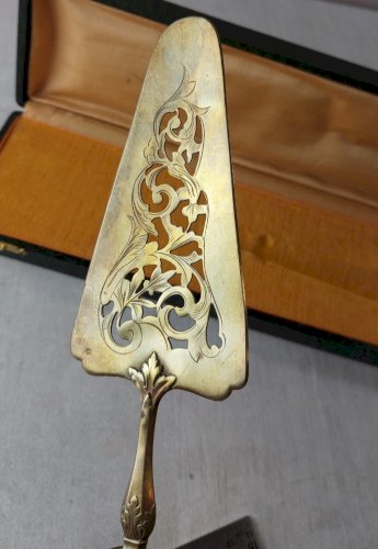 Ancienne pelle à tarte ajourée, manche en argent, orfèvre LJ