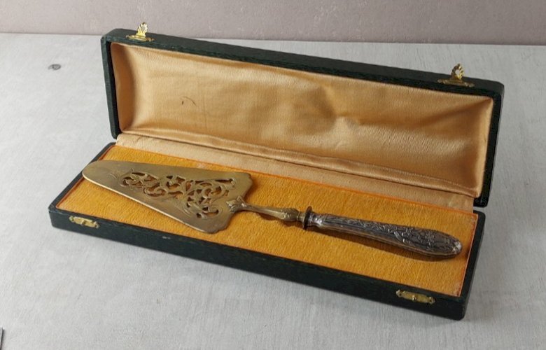 Ancienne pelle à tarte ajourée, manche en argent, orfèvre LJ