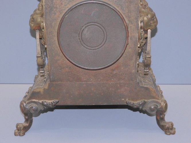 -ANCIENNE PENDULE BRONZE POIGNEES TETES de LION PIEDS GRIFFES MOUVEMENT JAPY  D