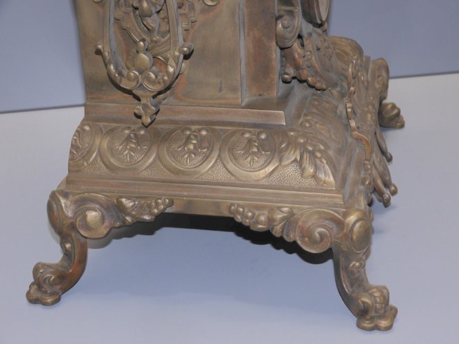 -ANCIENNE PENDULE BRONZE POIGNEES TETES de LION PIEDS GRIFFES MOUVEMENT JAPY  D