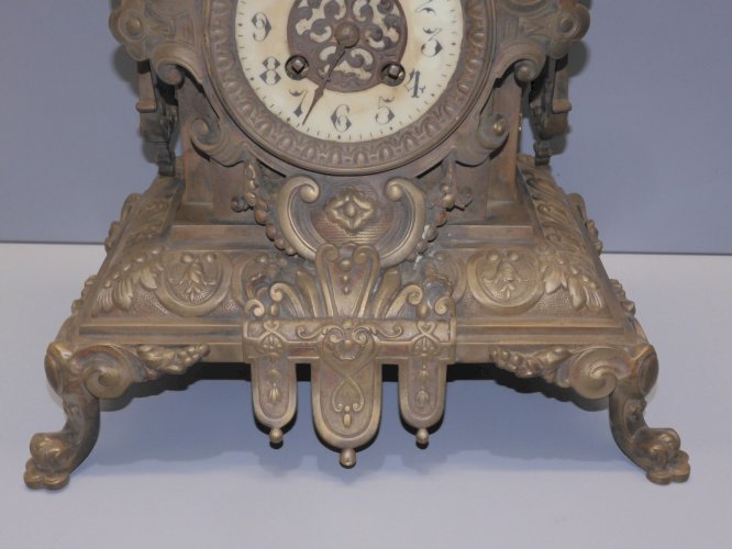 -ANCIENNE PENDULE BRONZE POIGNEES TETES de LION PIEDS GRIFFES MOUVEMENT JAPY  D