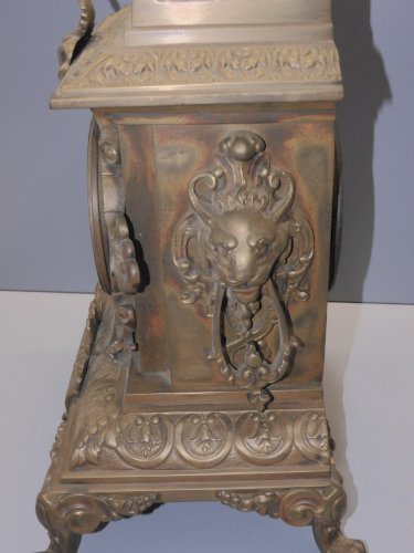 -ANCIENNE PENDULE BRONZE POIGNEES TETES de LION PIEDS GRIFFES MOUVEMENT JAPY  D