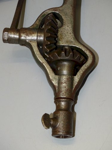 -ANCIENNE PERCEUSE A MAIN PEUGEOT VILEBREQUIN à ENGRENAGES Poignées BOIS   D