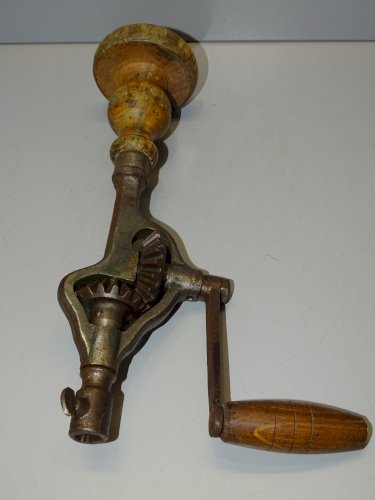 -ANCIENNE PERCEUSE A MAIN PEUGEOT VILEBREQUIN à ENGRENAGES Poignées BOIS   D