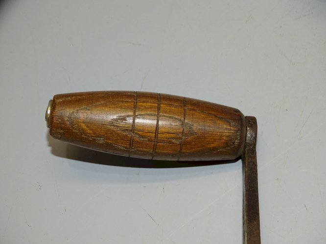 -ANCIENNE PERCEUSE A MAIN PEUGEOT VILEBREQUIN à ENGRENAGES Poignées BOIS   D