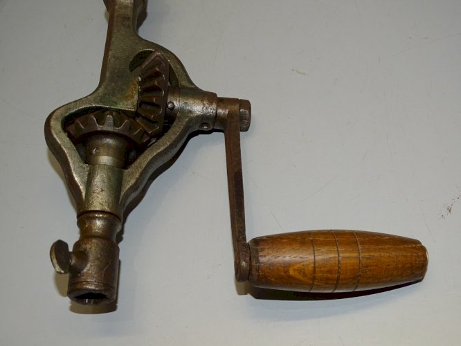 -ANCIENNE PERCEUSE A MAIN PEUGEOT VILEBREQUIN à ENGRENAGES Poignées BOIS   D