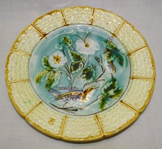 -ANCIENNE PETITE ASSIETTE BARBOTINE DECORATIVE FLEURS & OISEAUX au CENTRE DECO D