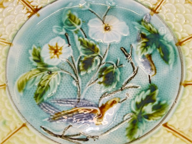 -ANCIENNE PETITE ASSIETTE BARBOTINE DECORATIVE FLEURS & OISEAUX au CENTRE DECO D