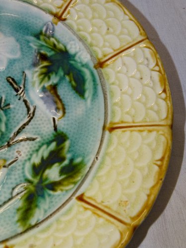 -ANCIENNE PETITE ASSIETTE BARBOTINE DECORATIVE FLEURS & OISEAUX au CENTRE DECO D