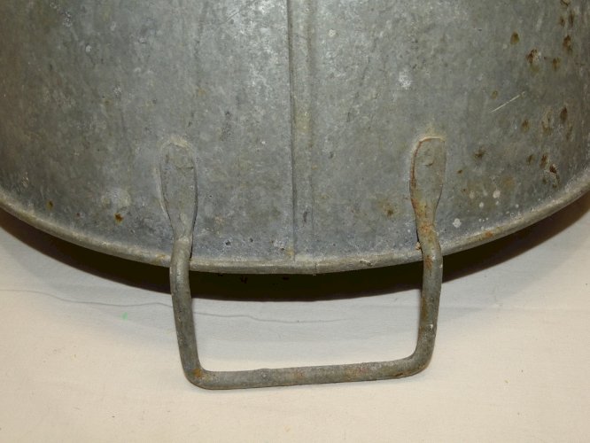 -ANCIENNE PETITE  BASSINE en ZING TESTEE ne FUIT PAS COLLECTION DECO     D