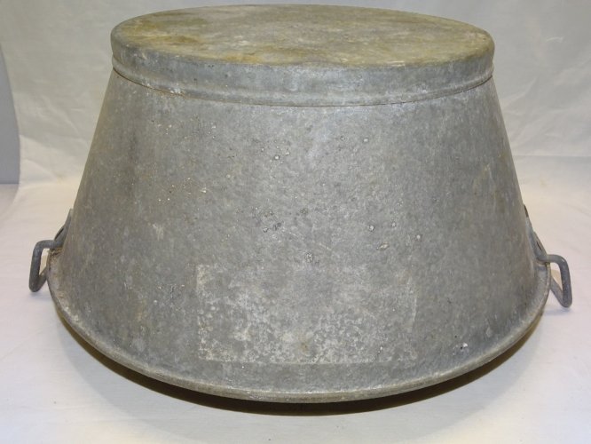 -ANCIENNE PETITE  BASSINE en ZING TESTEE ne FUIT PAS COLLECTION DECO     D