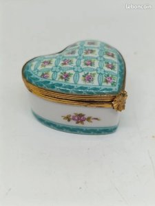 old heart-shaped porcelain jewelry box from Paris in good condition