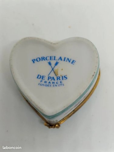 ancienne petite boite à bijoux en forme de coeur en porcelaine de paris en bon etat